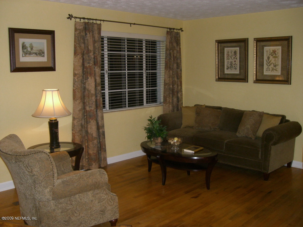 6830 Sans Souci Road Jacksonville, FL 32216 - Photo 5 of 18 Living Room
