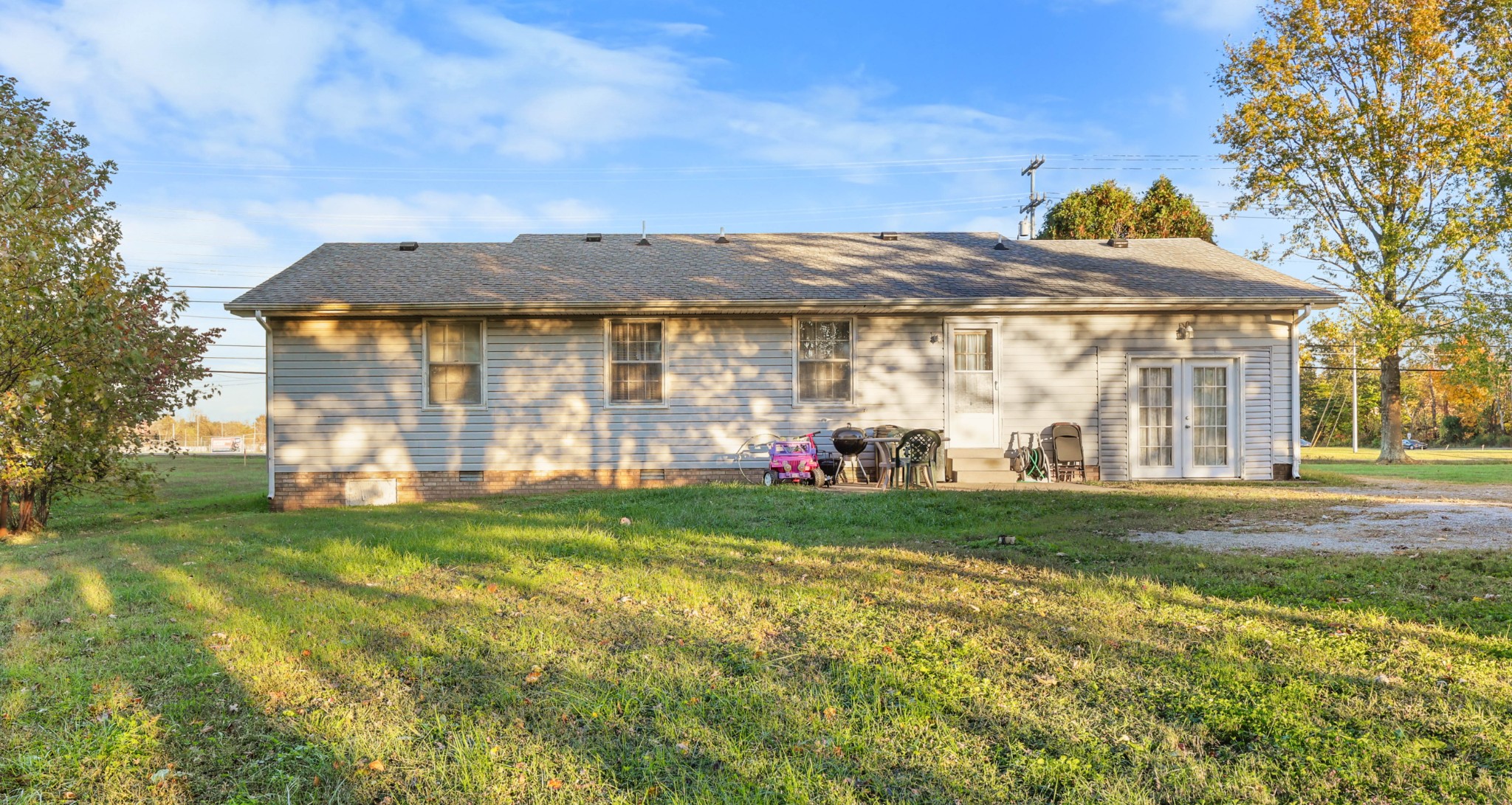 3702 Trenton Road Clarksville, TN 37042 - Photo 25 of 26 a front view of a house with garden