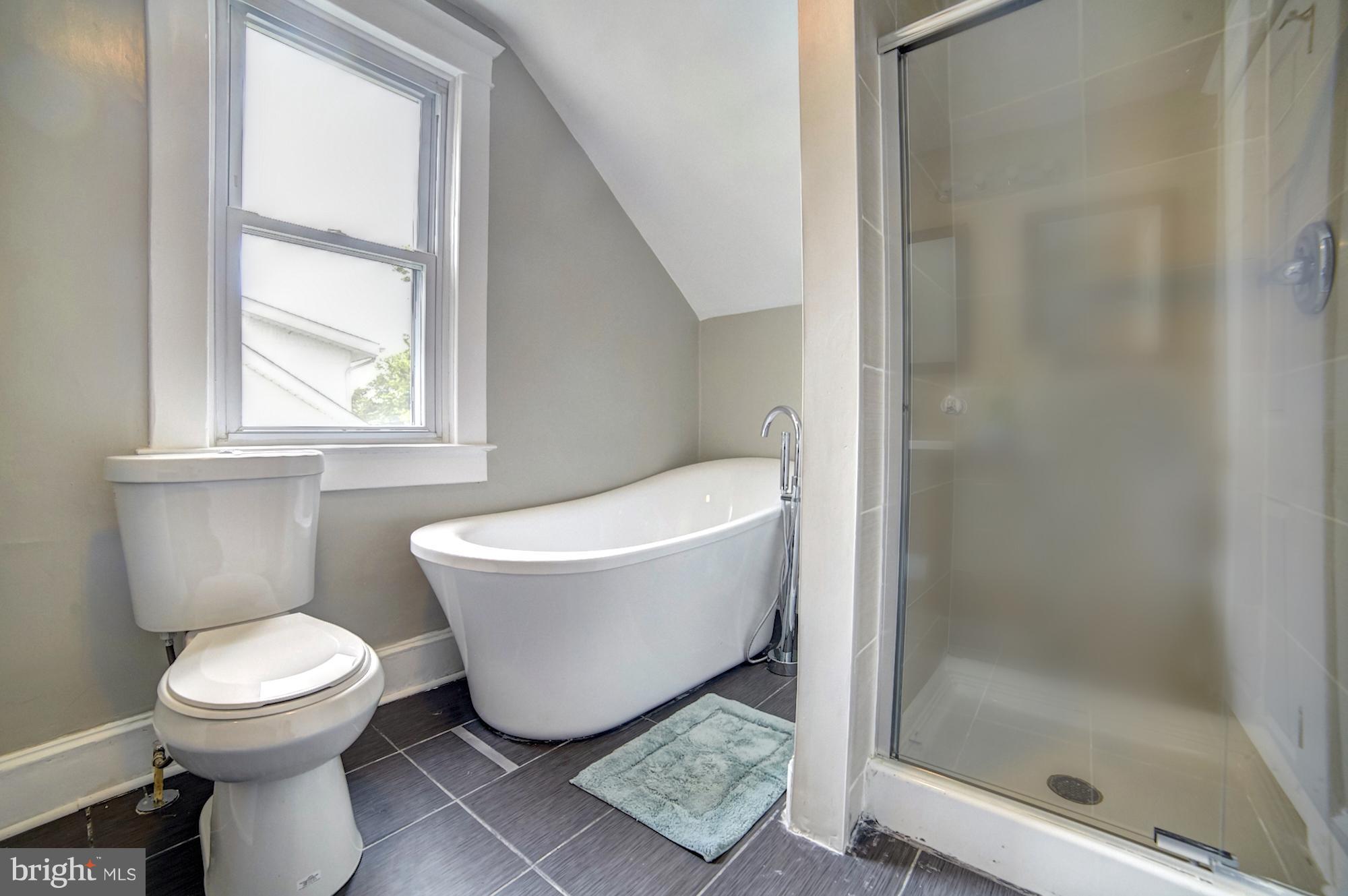 4008 Ridgecroft Road Baltimore, MD 21206 - Photo 12 of 17 a bathroom with a toilet a sink and a bathtub