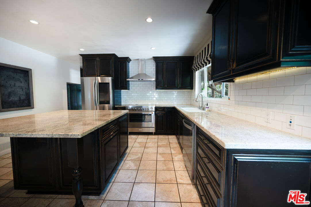 503 North Greencraig Road Los Angeles, CA 90049 - Photo 12 of 59