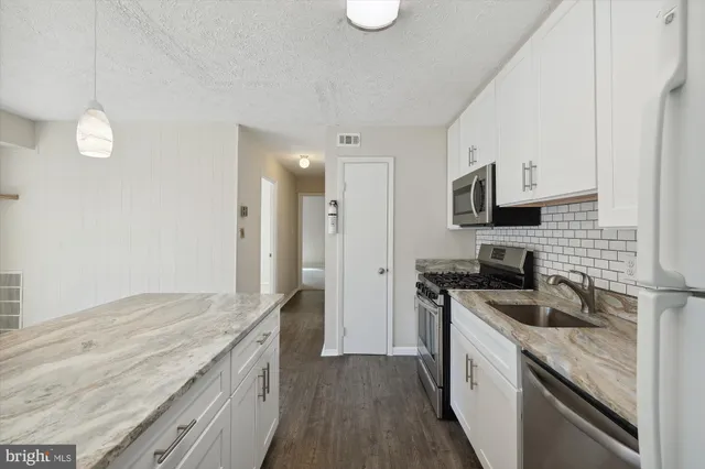 $2,300 | 12305 Braxfield Court, Unit 406, Rockville, MD 20852