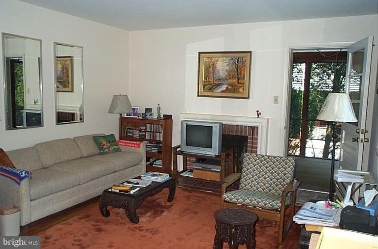 6408 Bells Mill Road Bethesda, MD 20817 - Photo 2 of 20 Living Room