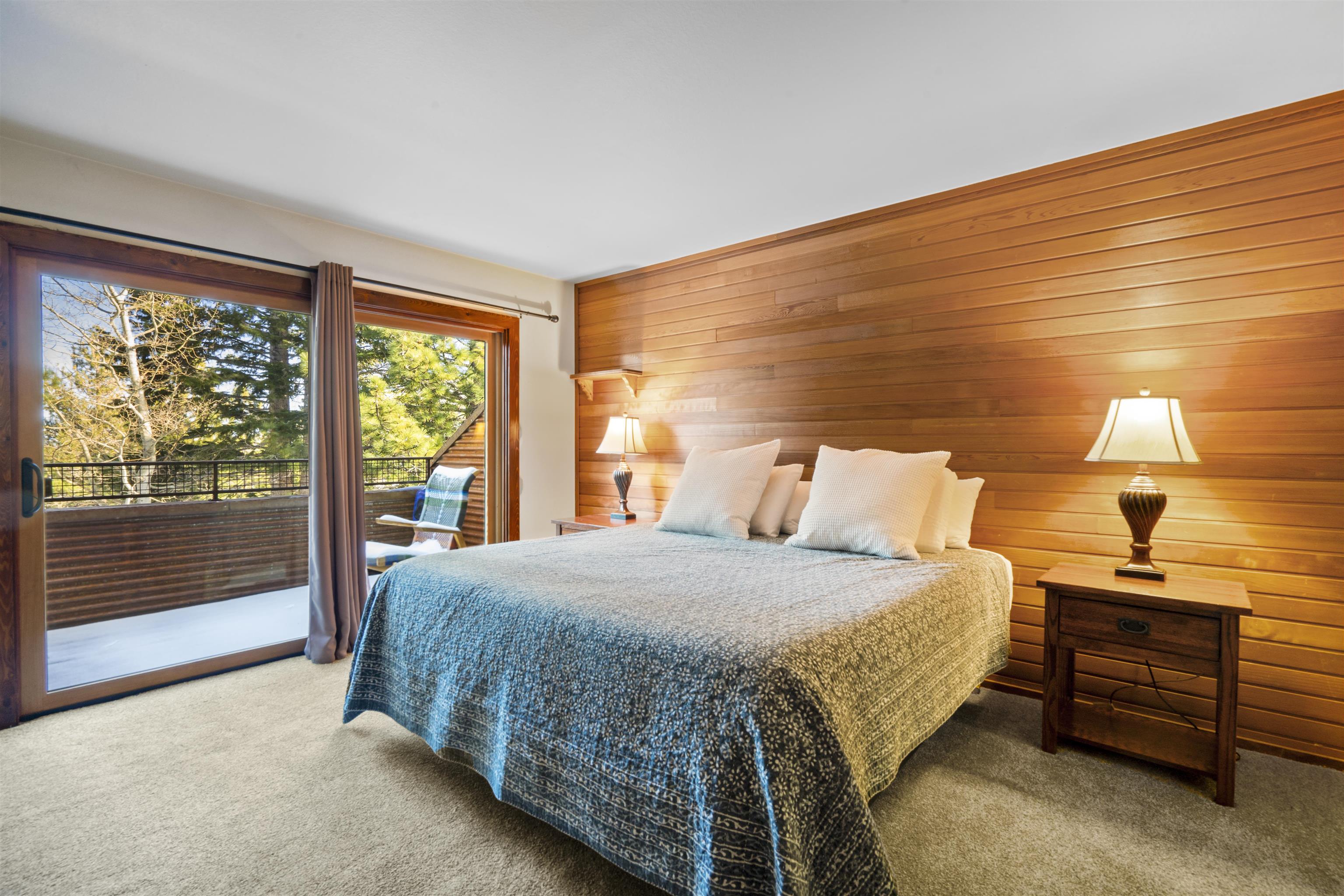 36 Ski Trails Road, Unit 8 Mammoth Lakes, CA 93546 - Photo 20 of 29 a bedroom with a bed and a night stand