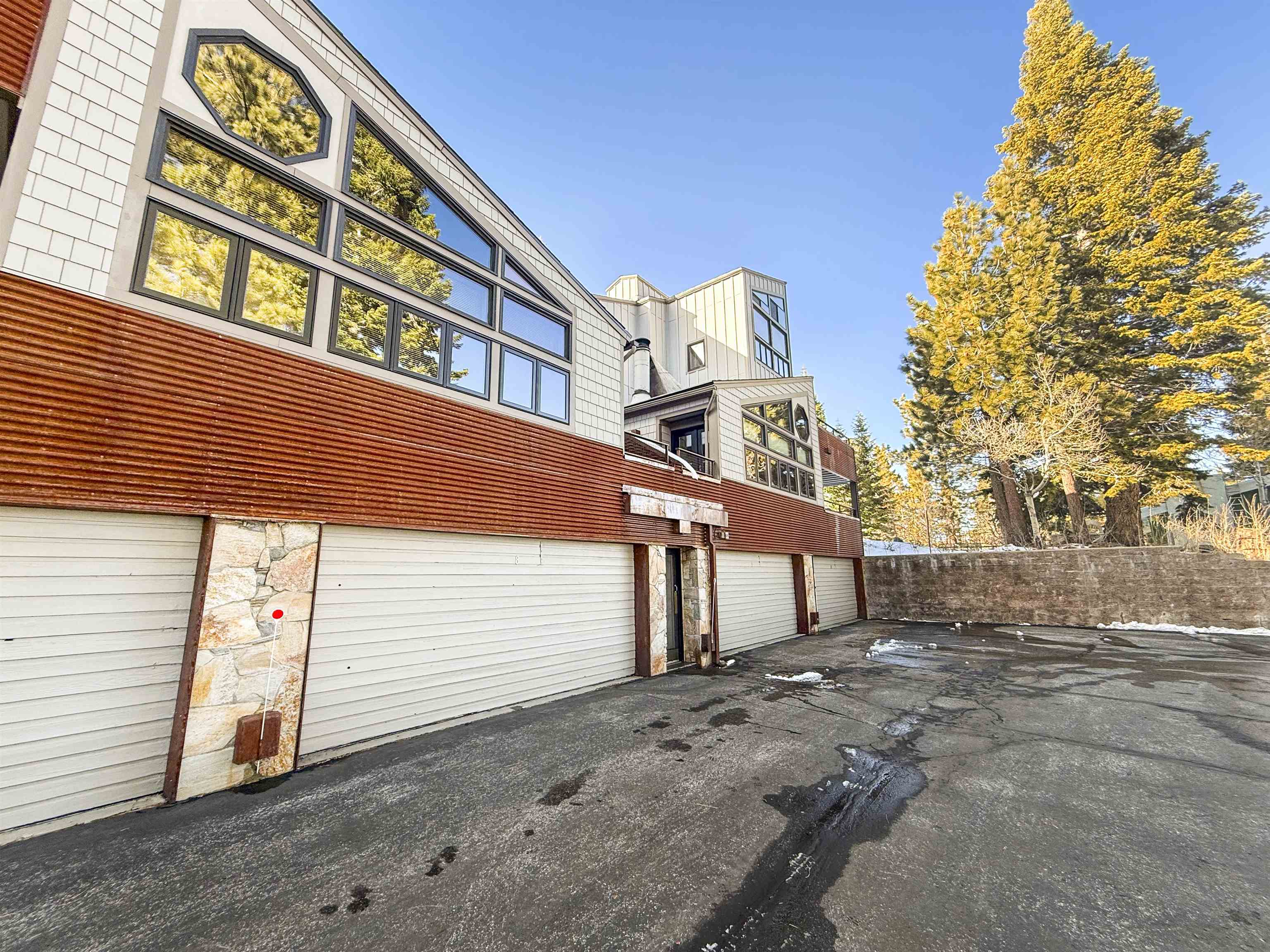 36 Ski Trails Road, Unit 8 Mammoth Lakes, CA 93546 - Photo 27 of 29 a view of a building with a yard