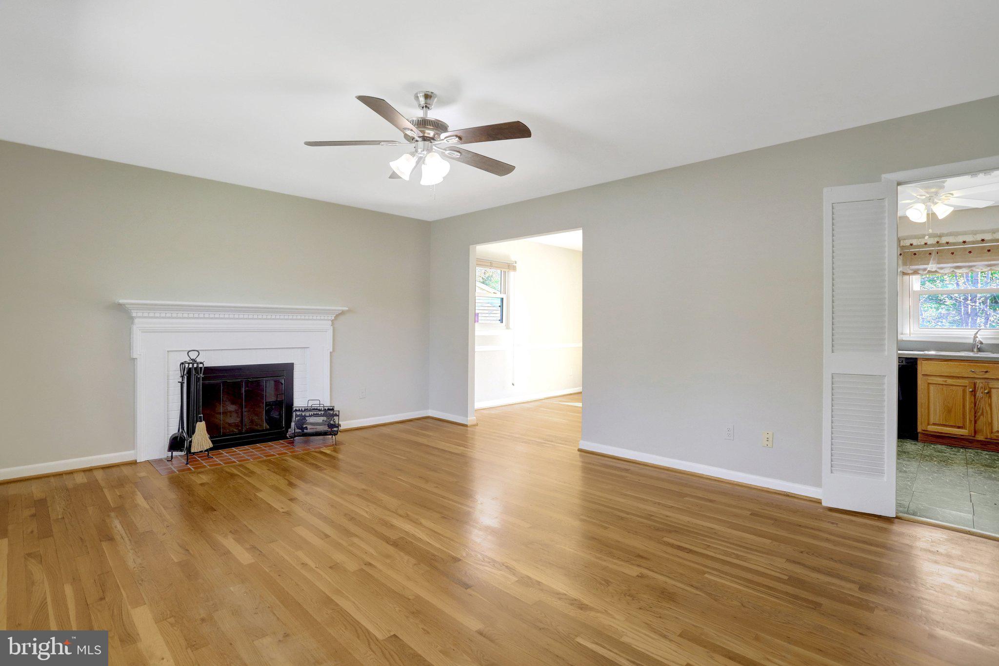 7800 Hayfield Road Alexandria, VA 22315 - Photo 11 of 57 Living room