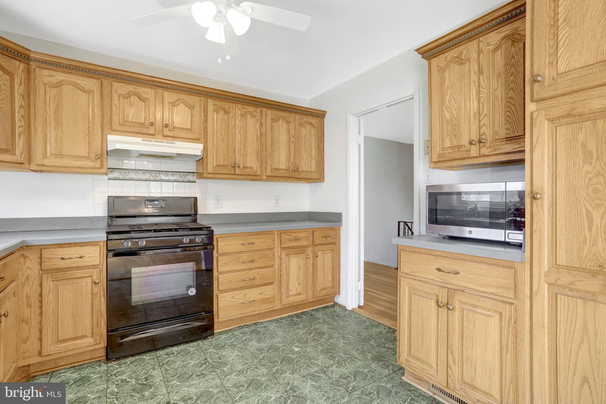 7800 Hayfield Road Alexandria, VA 22315 - Photo 16 of 57 Kitchen
