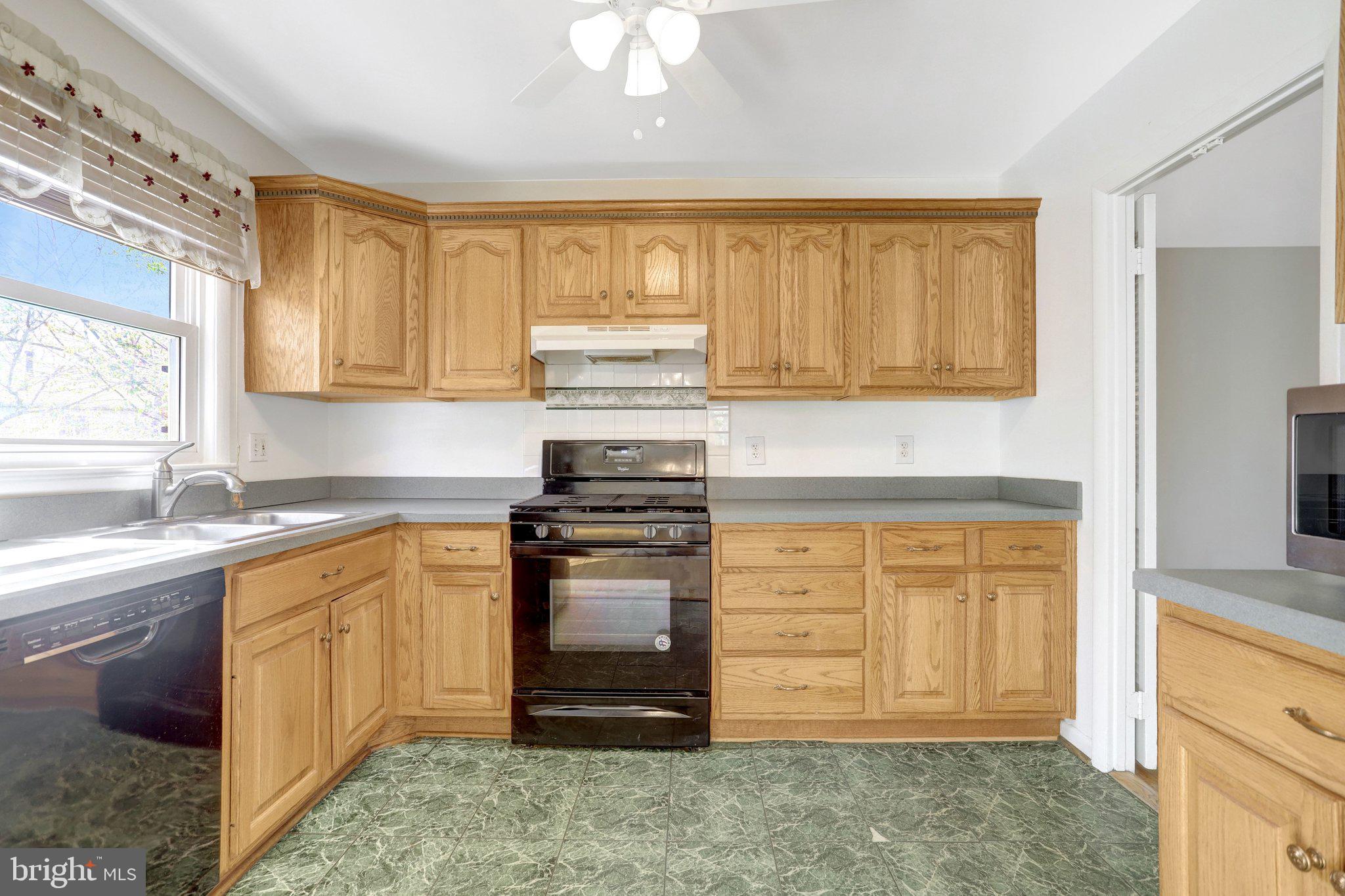 7800 Hayfield Road Alexandria, VA 22315 - Photo 17 of 57 Kitchen