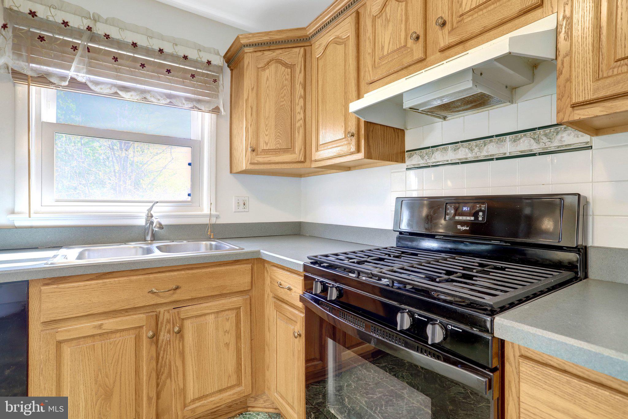 7800 Hayfield Road Alexandria, VA 22315 - Photo 20 of 57 Kitchen