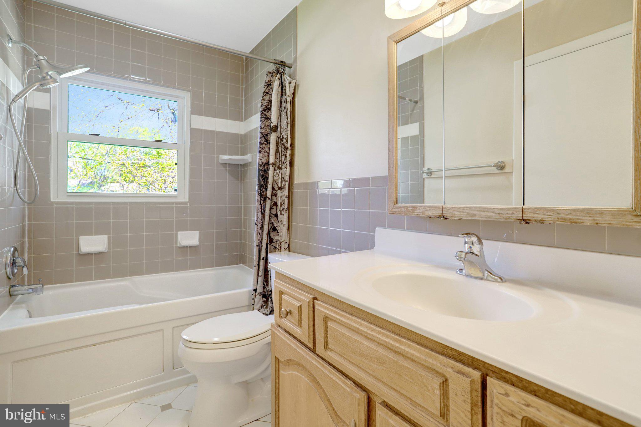 7800 Hayfield Road Alexandria, VA 22315 - Photo 25 of 57 Upper level bath connects to Primary