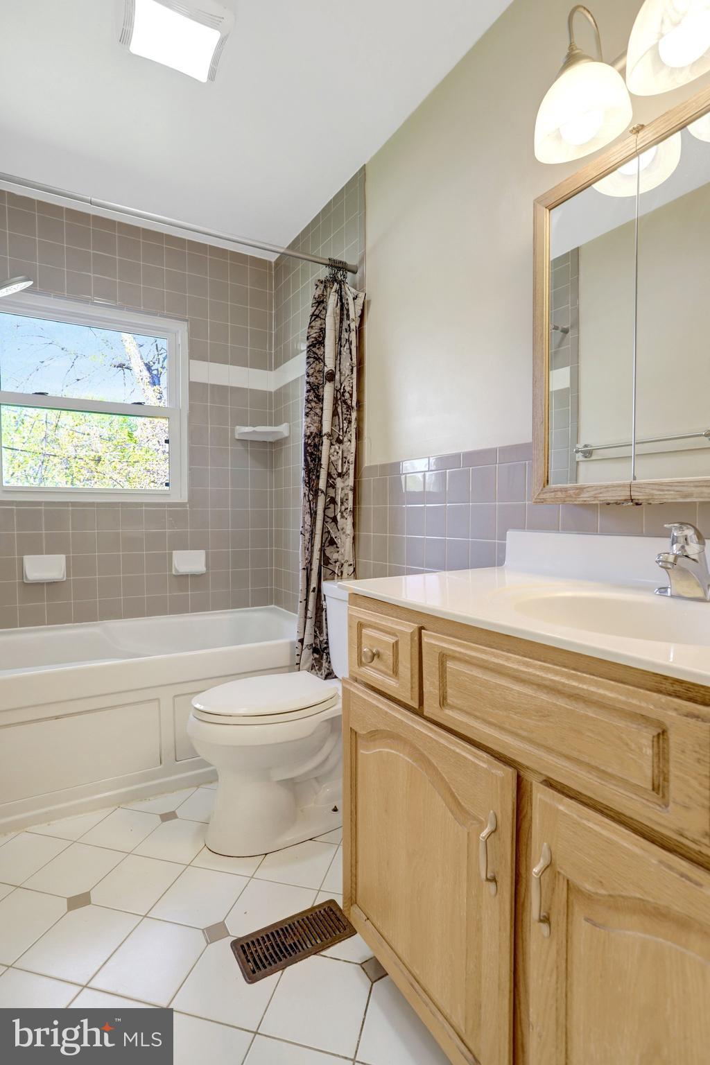 7800 Hayfield Road Alexandria, VA 22315 - Photo 26 of 57 Upper level bath