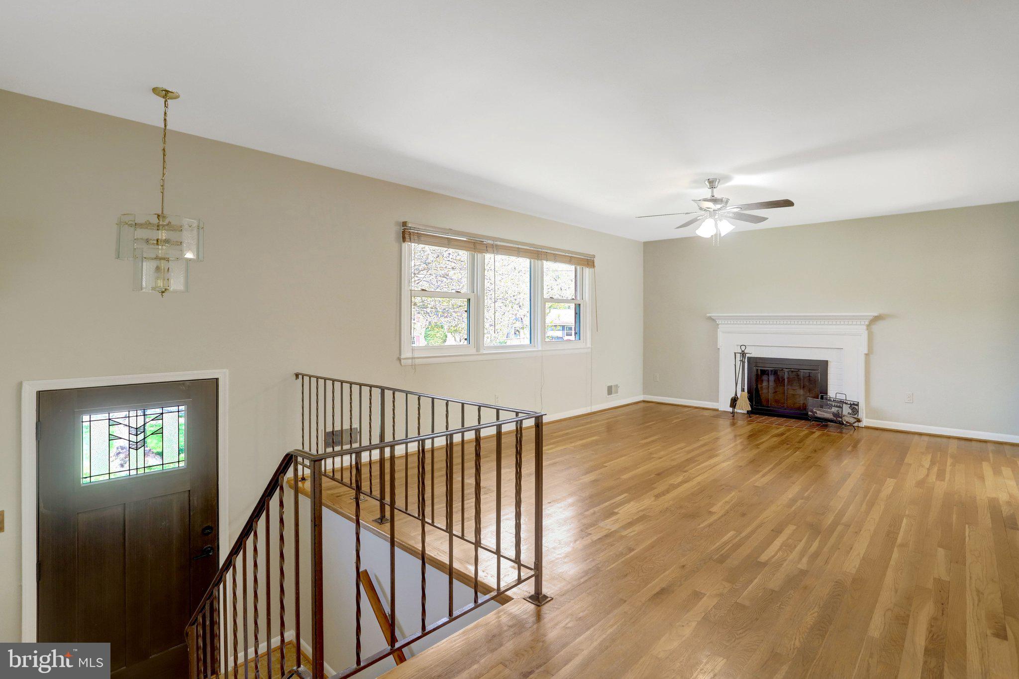 7800 Hayfield Road Alexandria, VA 22315 - Photo 7 of 57 Living room