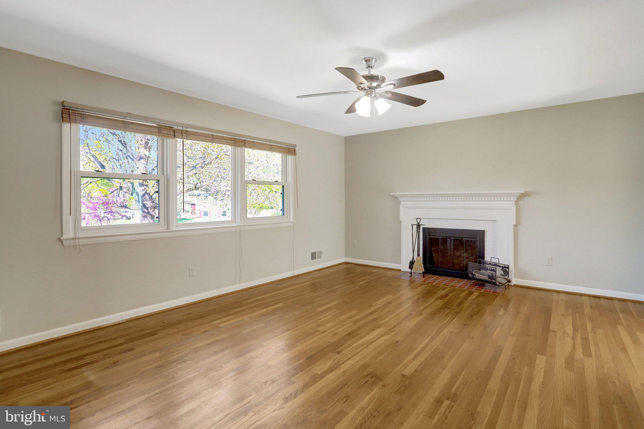 7800 Hayfield Road Alexandria, VA 22315 - Photo 8 of 57 Living room