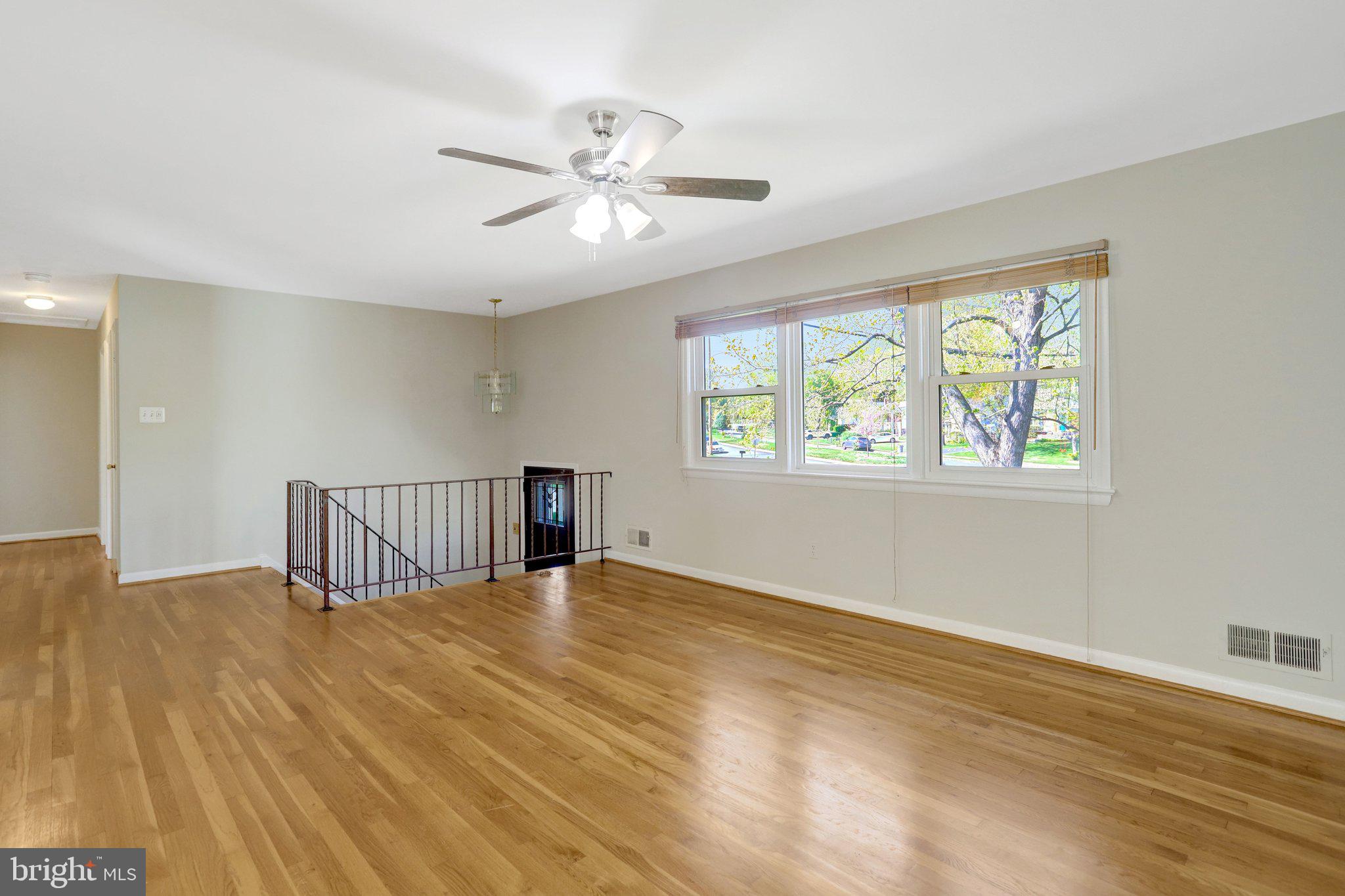 7800 Hayfield Road Alexandria, VA 22315 - Photo 10 of 57 Living room