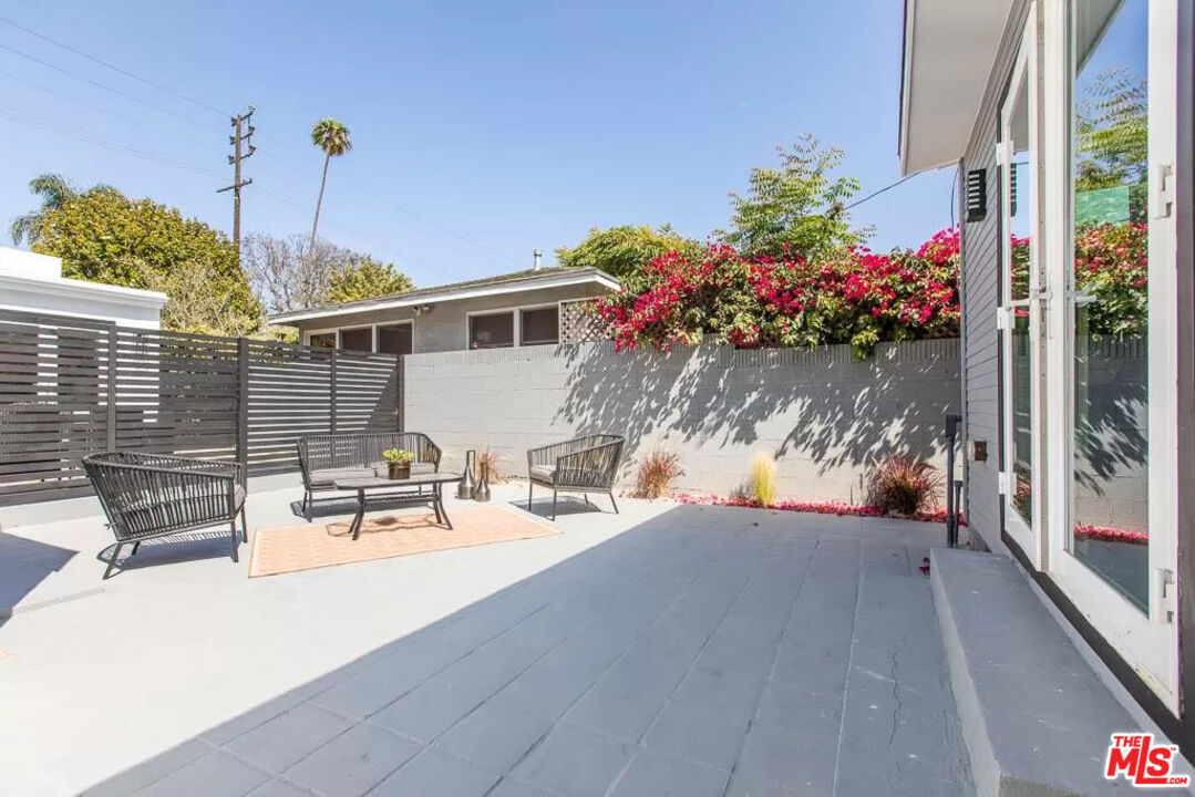 2419 Walnut Avenue Venice, CA 90291 - Photo 14 of 16 a view of a tables and chairs in patio of the house