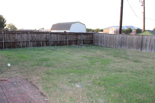 a view of a backyard