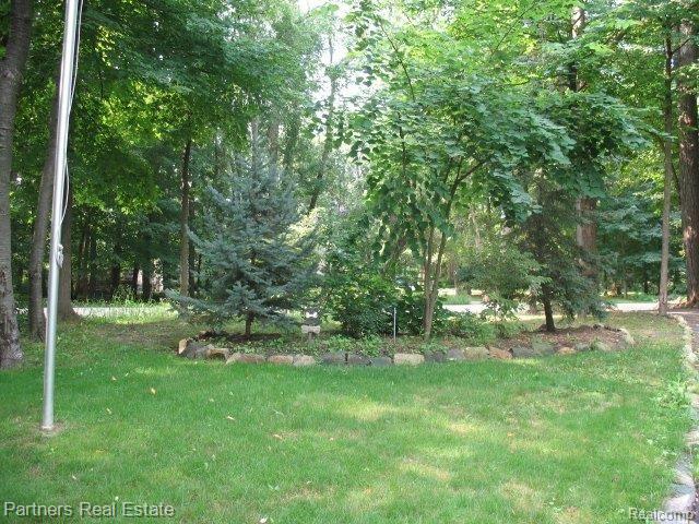 693 Francis Road Howell, MI 48843 - Photo 18 of 25 perennial gardens