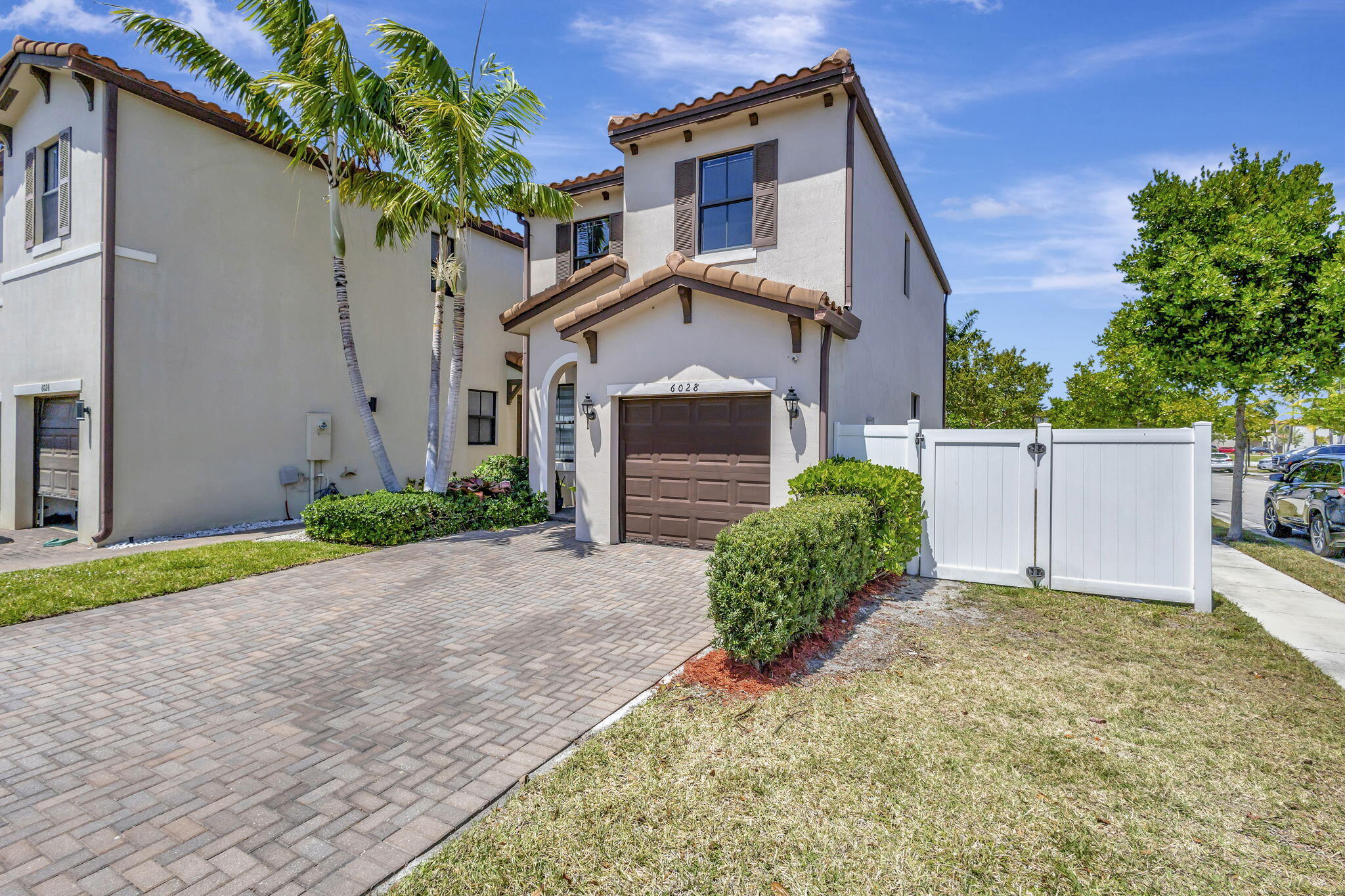 6028 Pine Tree Way Palm Beach Gardens, FL 33410 - Photo 4 of 36 2-web-or-mls-Pine_26