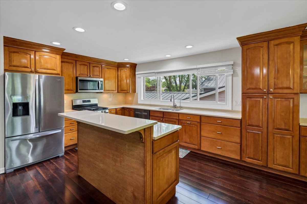 1820 Claremont Road Hoffman Estates, IL 60169 - Photo 5 of 33