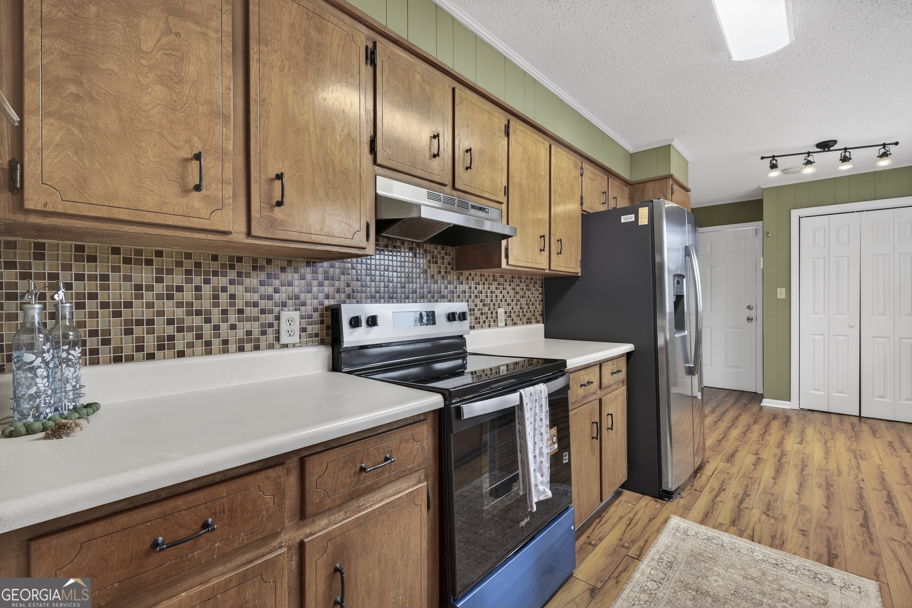 149 Forest Hill Road Southwest Milledgeville, GA 31061 - Photo 7 of 29 a kitchen with granite countertop a stove and a wooden floors