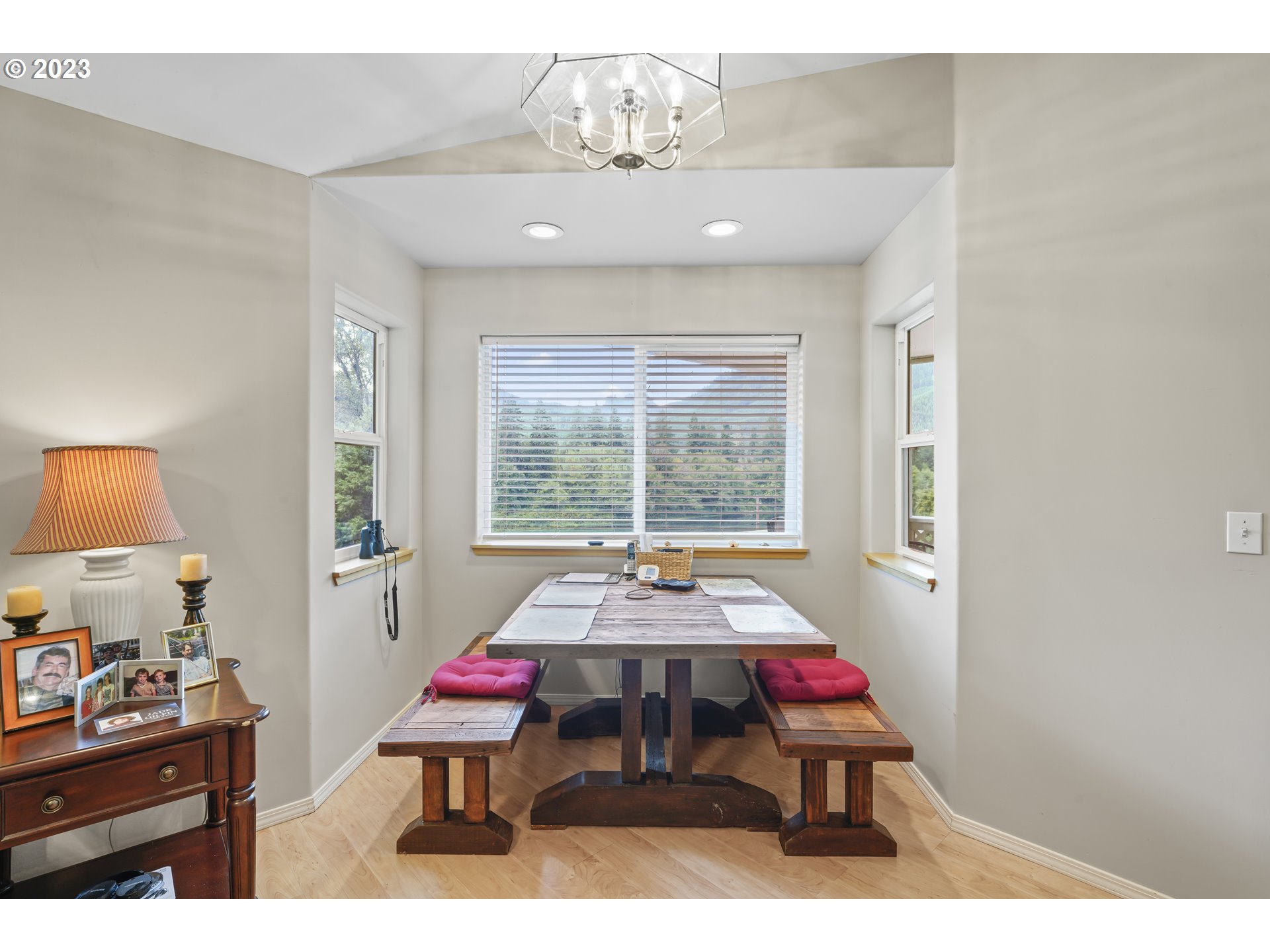 18057 Tyee Road Umpqua, OR 97486 - Photo 15 of 44 Dining Area