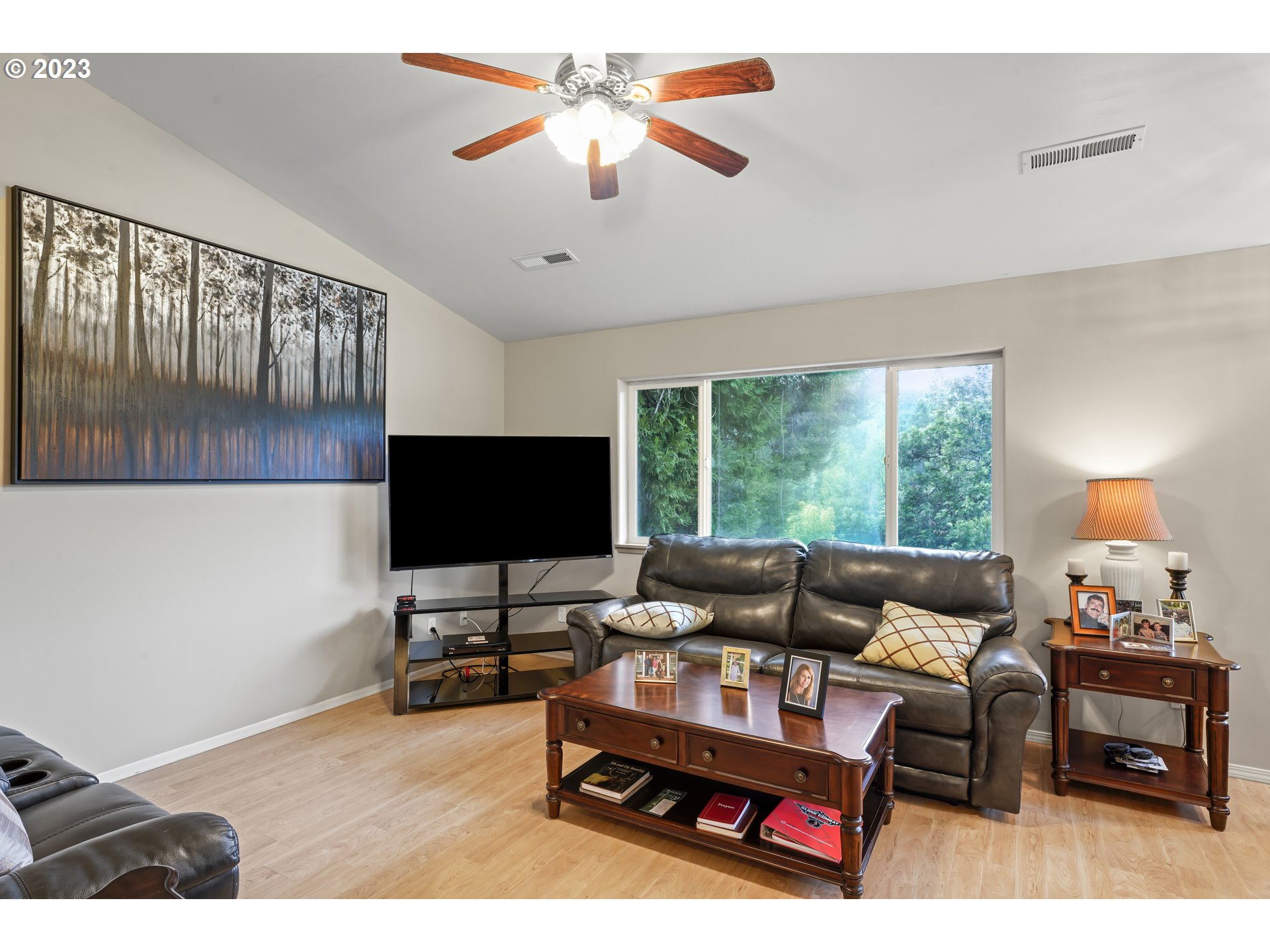 18057 Tyee Road Umpqua, OR 97486 - Photo 25 of 44 Living Room