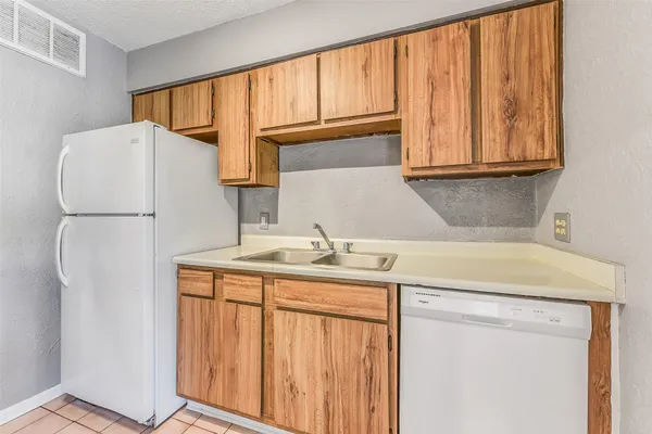 $850 | 1516 Bay Area Boulevard, Unit F16, Houston, TX 77058