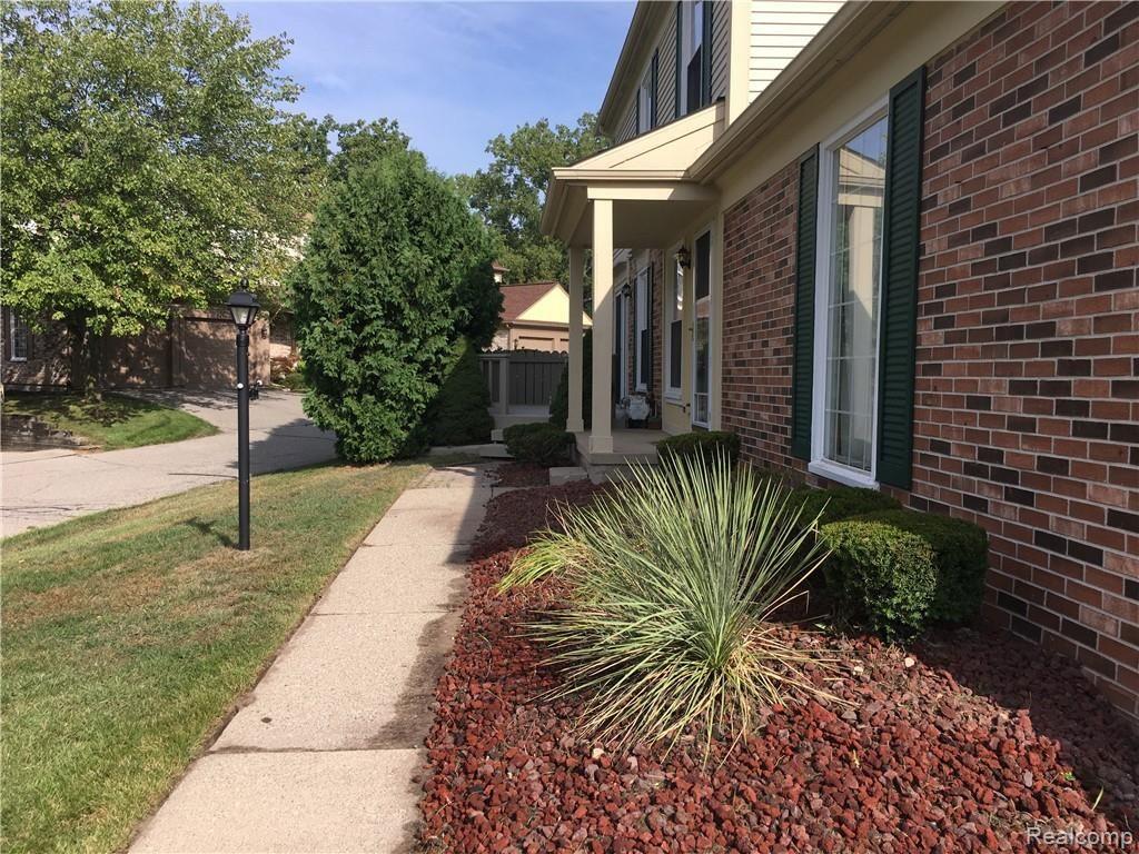 1428 Crescent Lane Rochester, MI 48306 - Photo 2 of 21