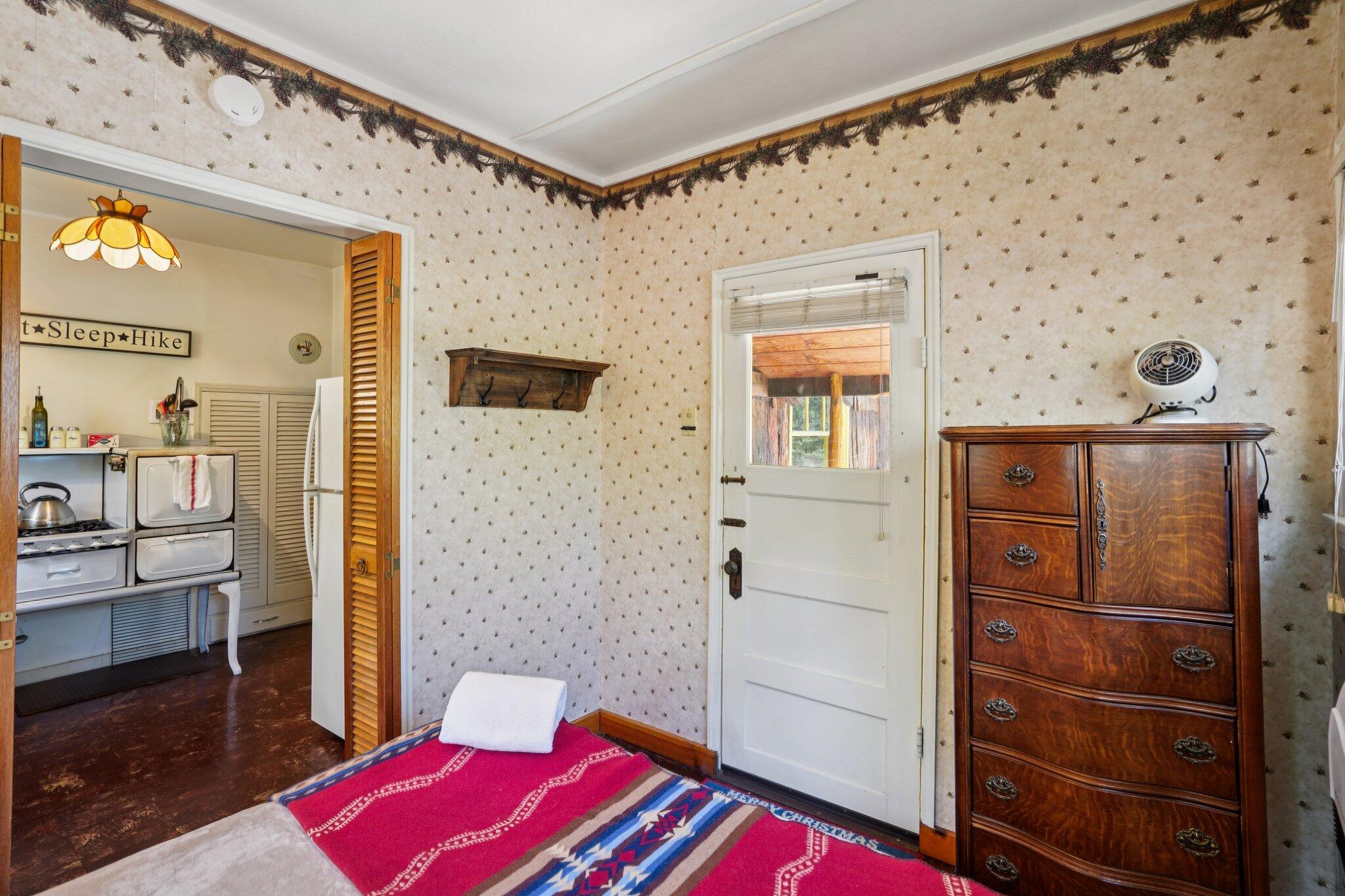 55280 Circle Way Idyllwild, CA 92549 - Photo 16 of 27 a bedroom with a bed and a dresser