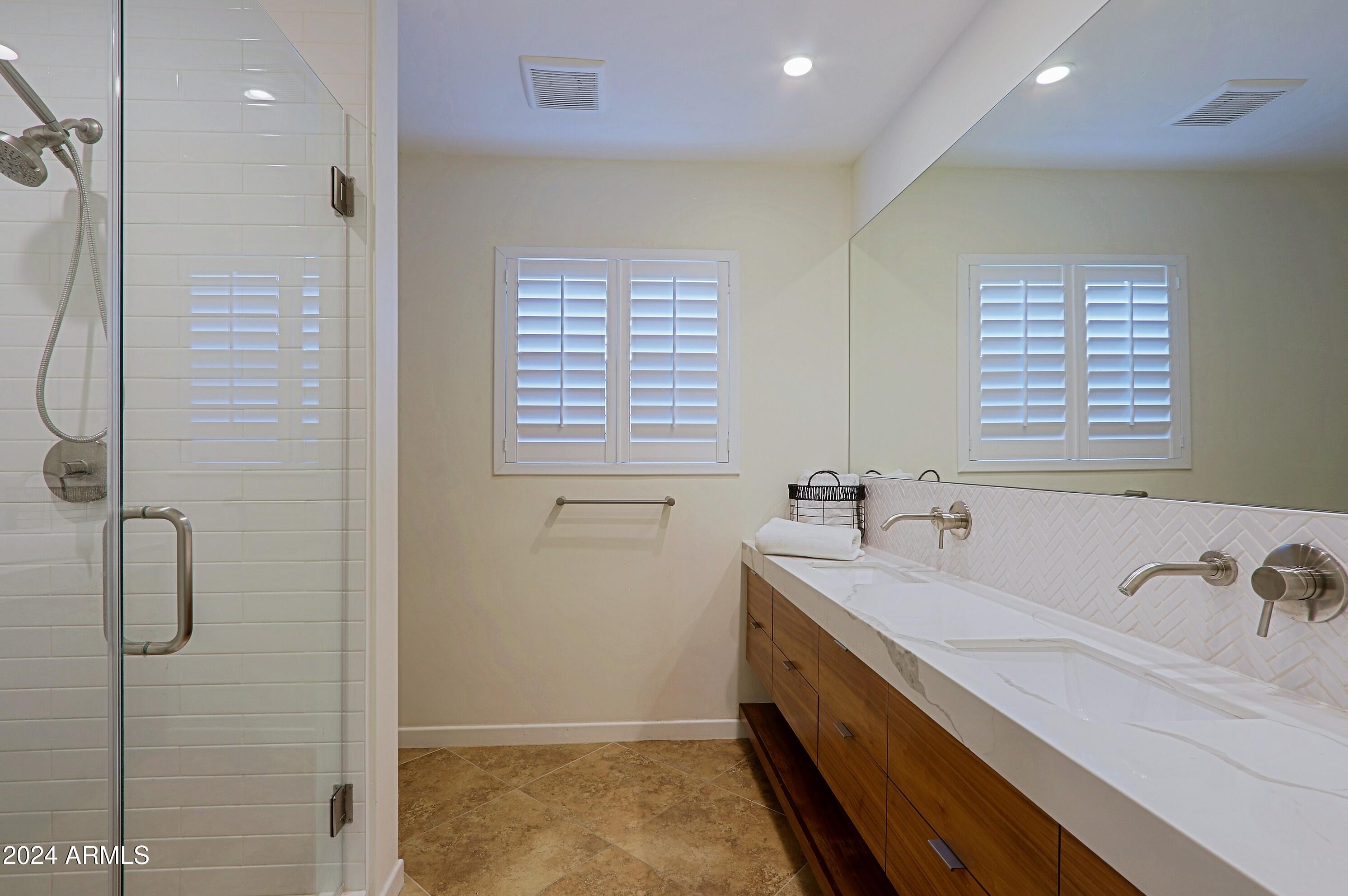 4645 East Windsor Avenue Phoenix, AZ 85008 - Photo 19 of 33 a bathroom with a tub sink and mirror