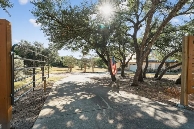 a view of yard with trees