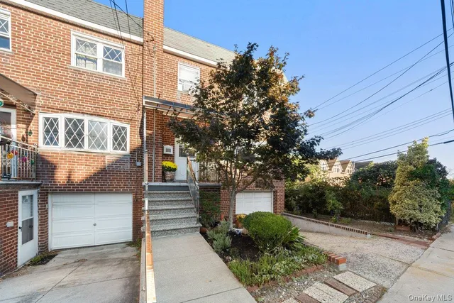 a view of a back yard of the house