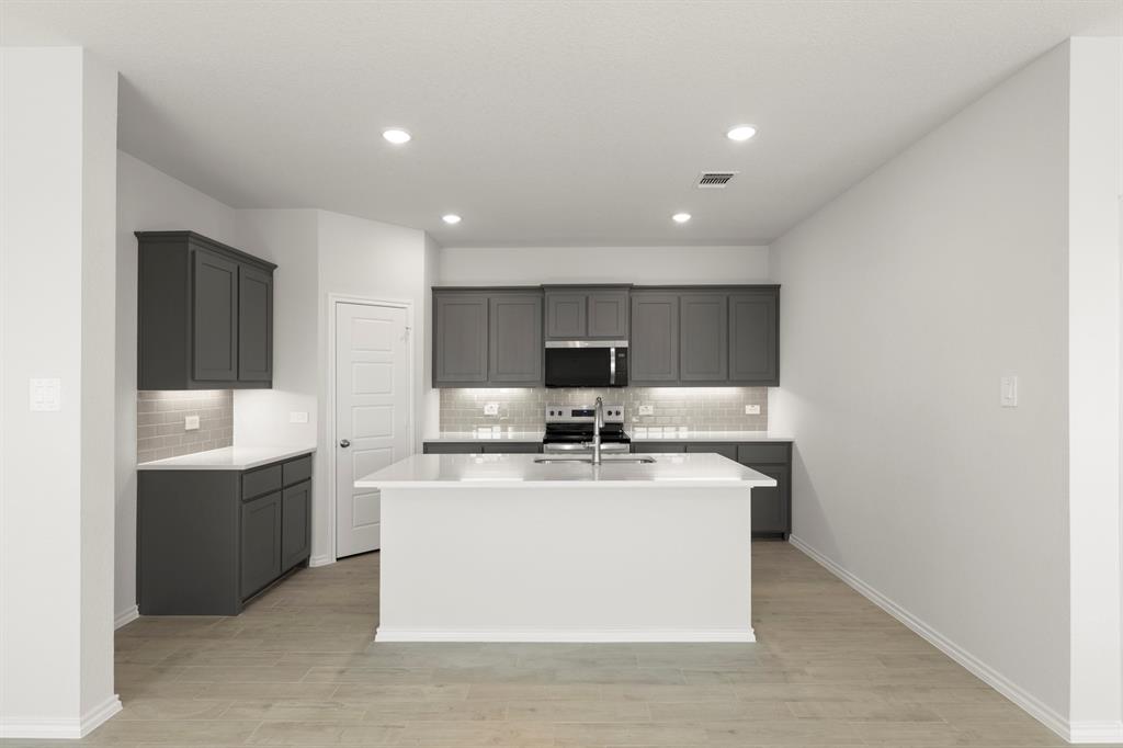 8216 Kingfisher Road Pilot Point, TX 76258 - Photo 4 of 27 11. 8216 Kingfisher - Kitchen
