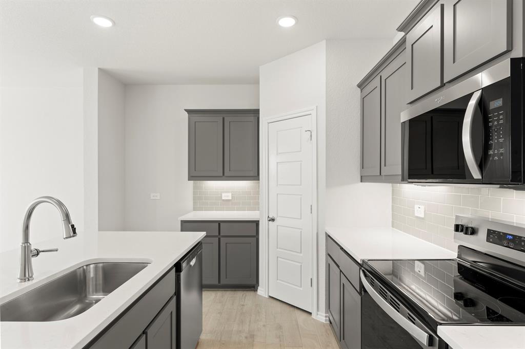 8216 Kingfisher Road Pilot Point, TX 76258 - Photo 8 of 27 14. 8216 Kingfisher - Kitchen (4)