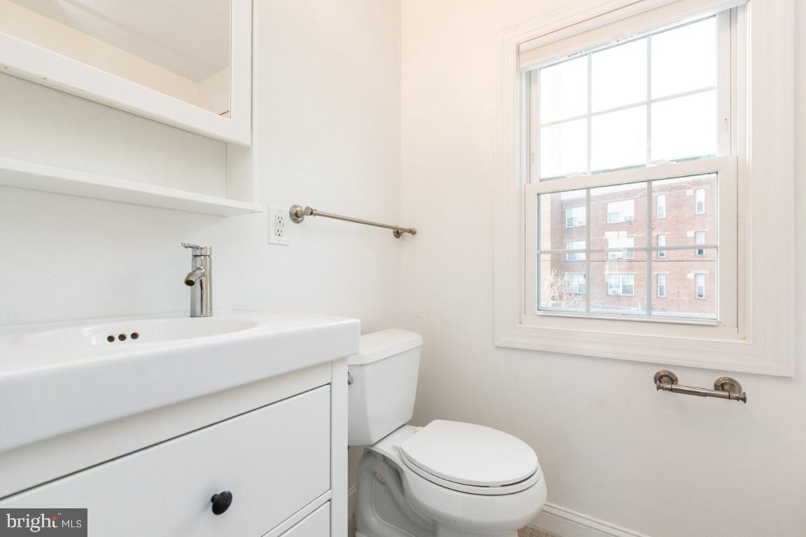 1348 Rittenhouse Street Northwest Washington, DC 20011 - Photo 15 of 27 Full bath on upper level