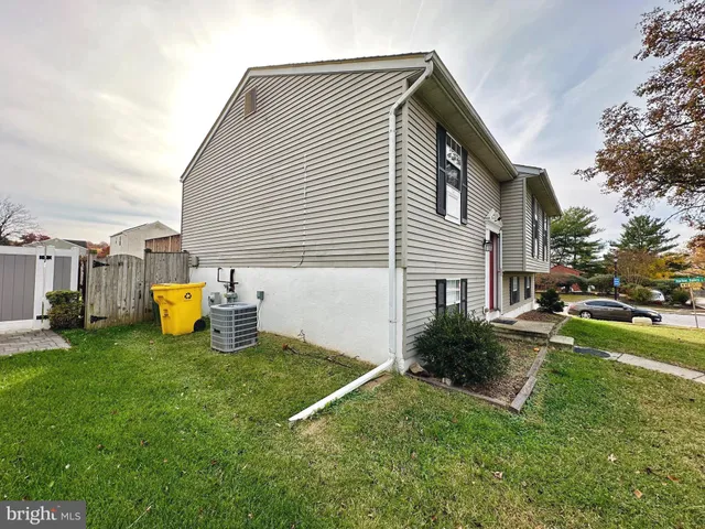 a view of a house with backyard