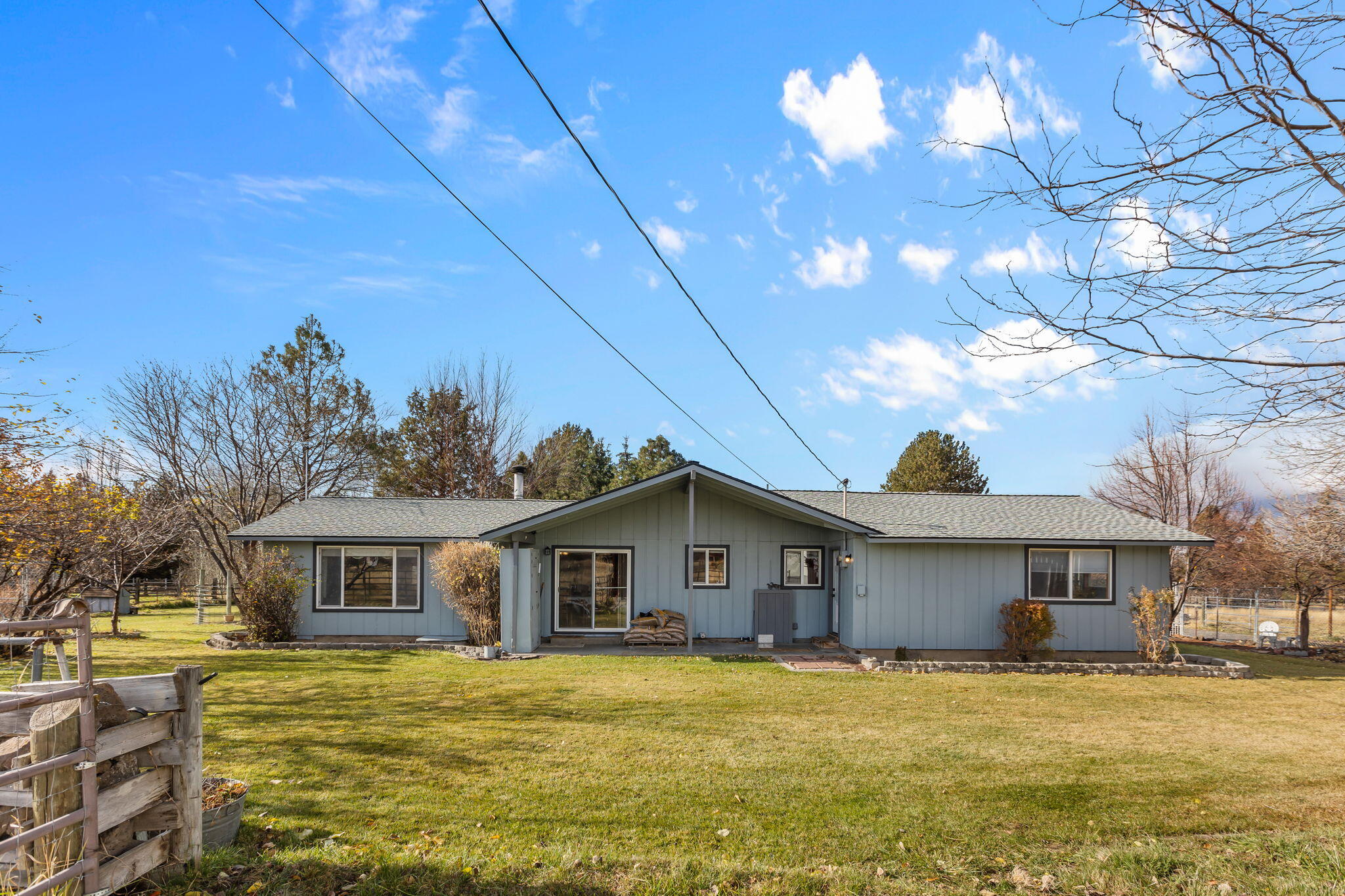 1925 Northwest 53rd Street Redmond, OR 97756 - Photo 9 of 42 2024_11_14_1925_nw_53rd_st_rdm-34