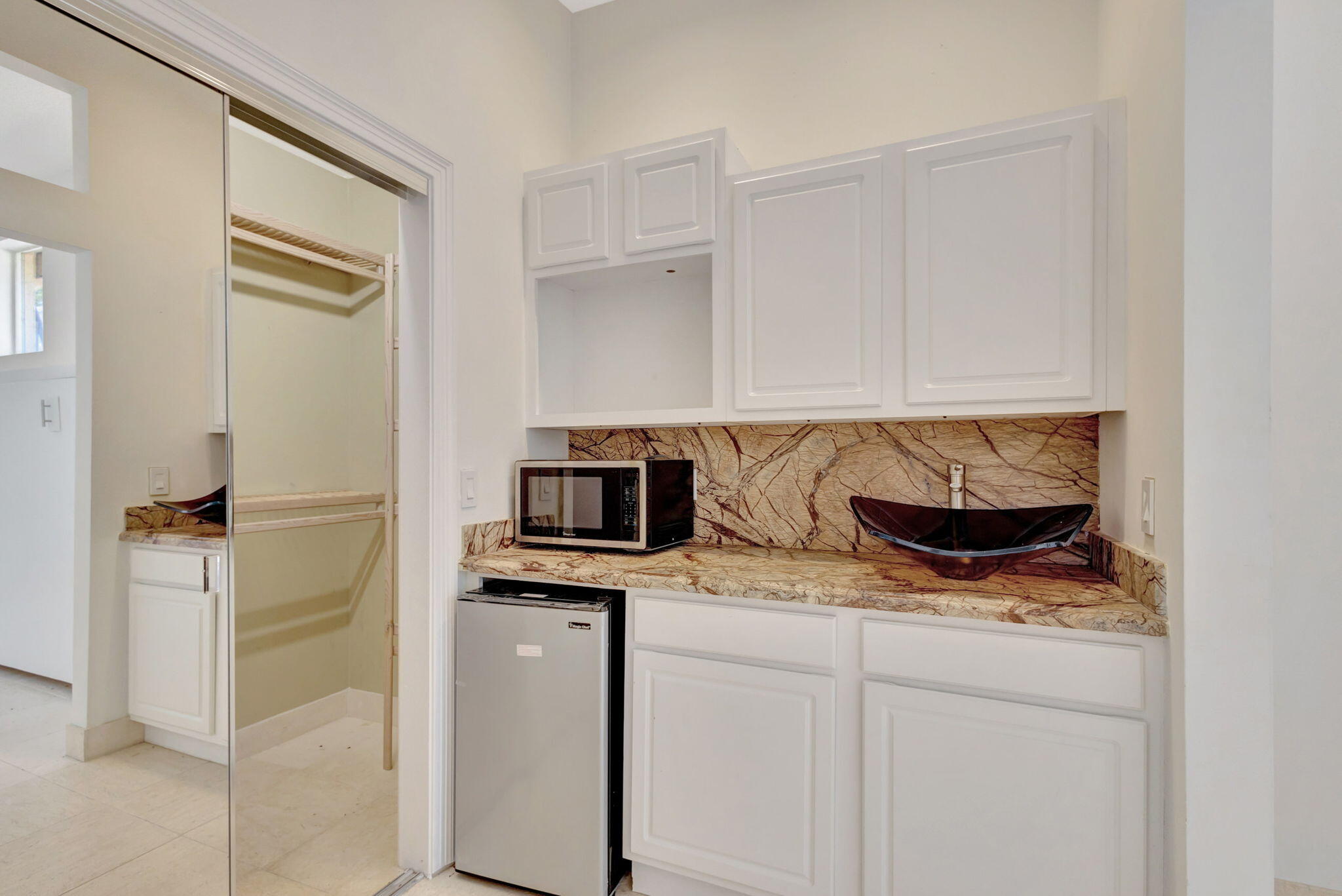 16334 Port Dickinson Drive Jupiter, FL 33477 - Photo 10 of 50 guest kitchenette