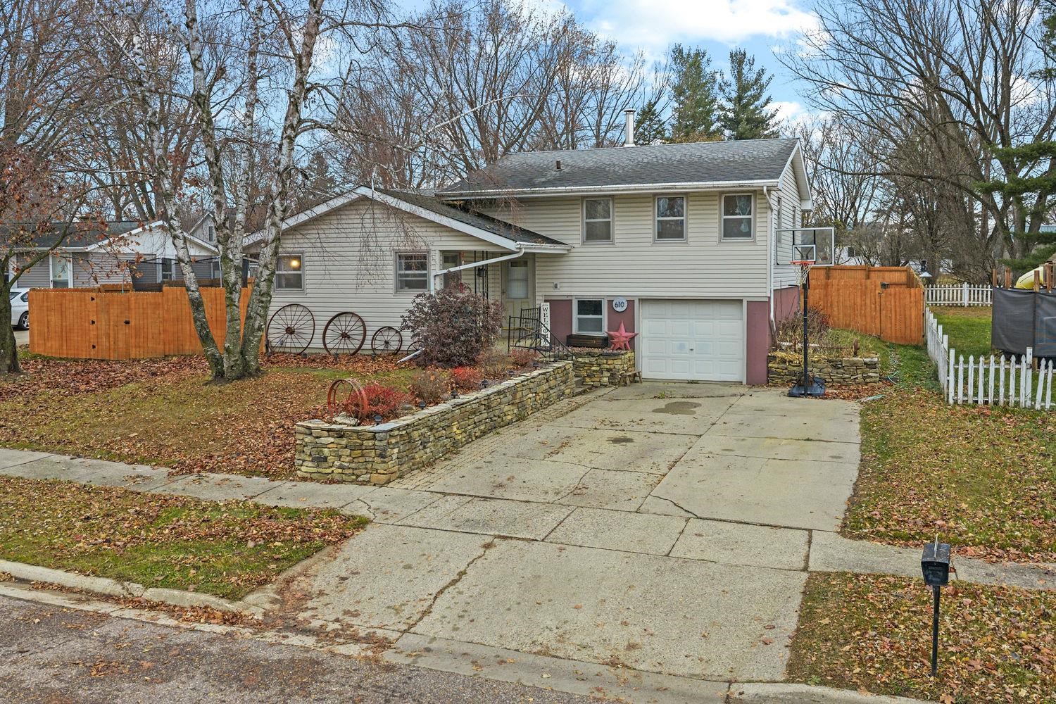 610 Crimson Court Reedsburg, WI 53959 - Photo 2 of 25