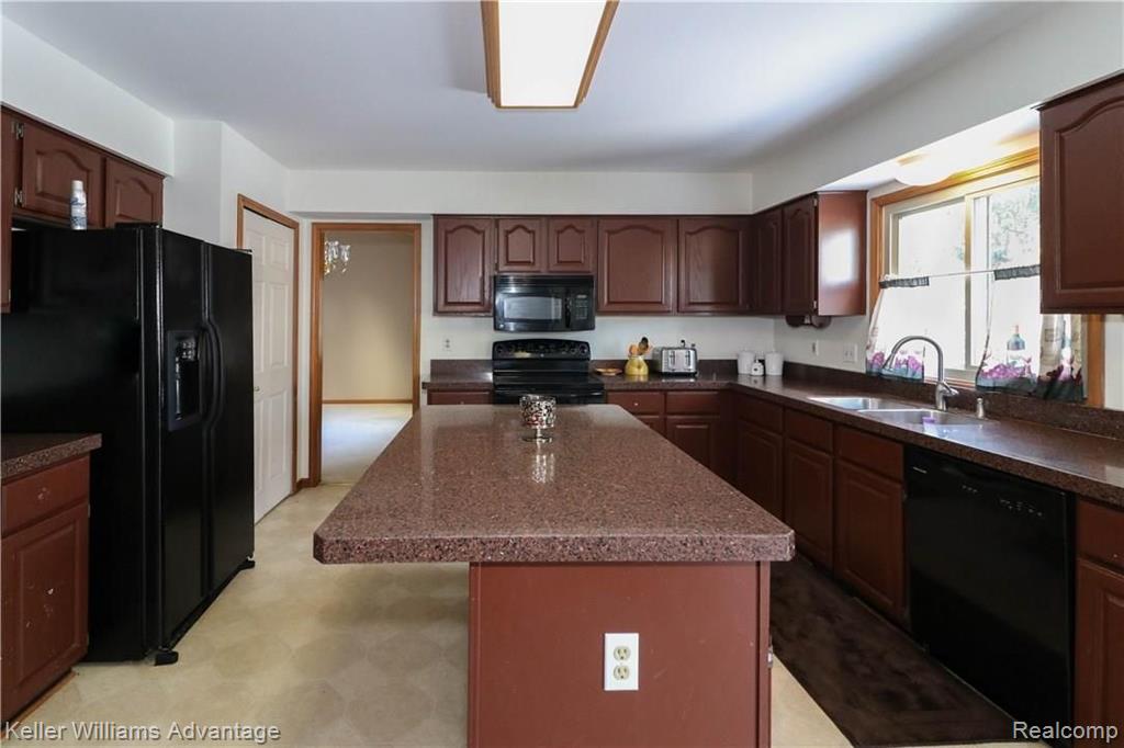 29643 English Way Novi, MI 48377 - Photo 3 of 32