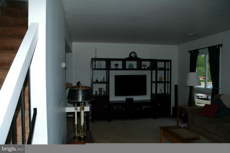 159 North Cottage Road Sterling, VA 20164 - Photo 18 of 26 Living Room