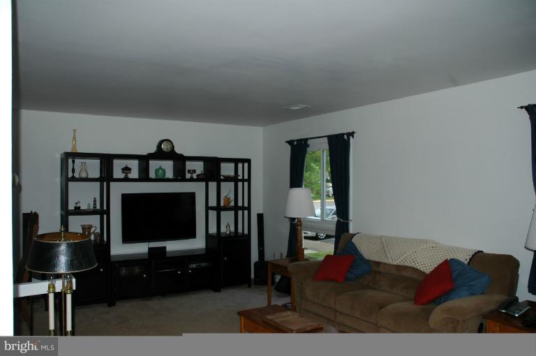 159 North Cottage Road Sterling, VA 20164 - Photo 20 of 26 Living Room