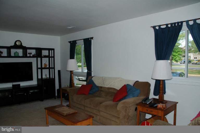 159 North Cottage Road Sterling, VA 20164 - Photo 21 of 26 Living Room