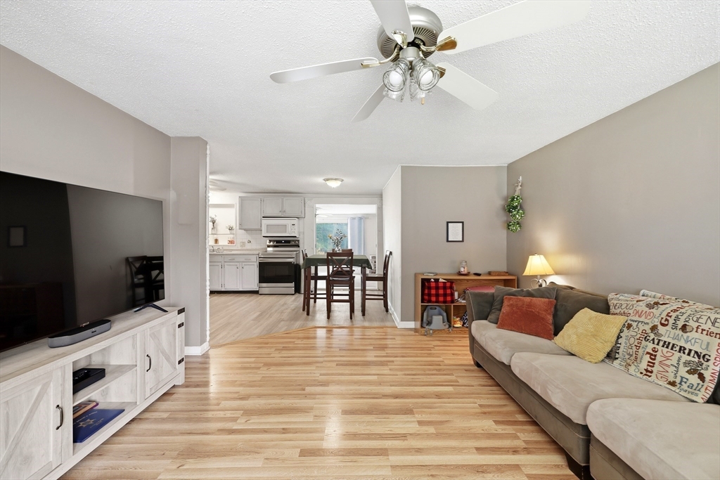 346 Newhouse Street Springfield, MA 01118 - Photo 6 of 27