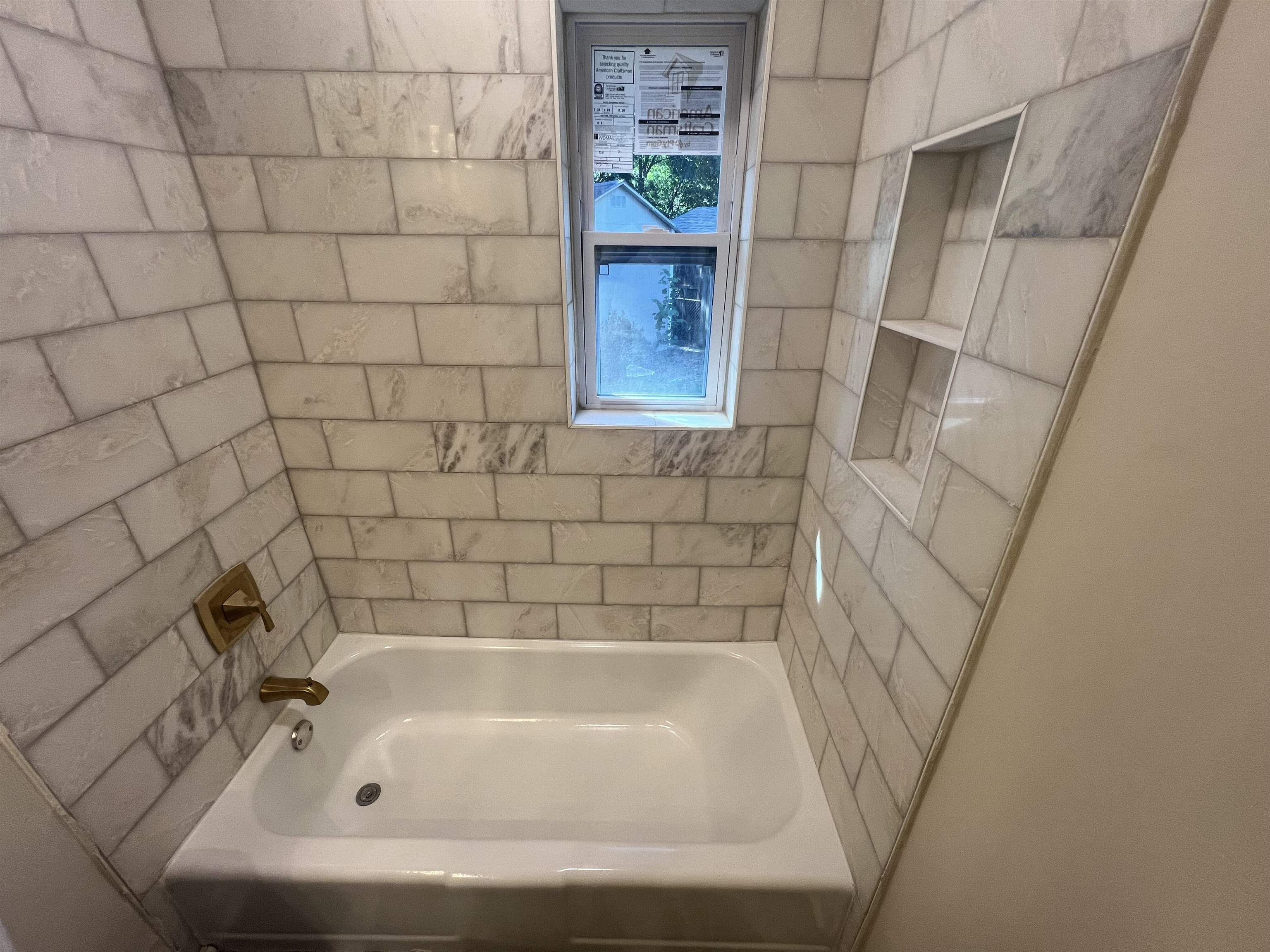 5131 Verne Road Memphis, TN 38117 - Photo 14 of 35 Bathroom featuring a tub