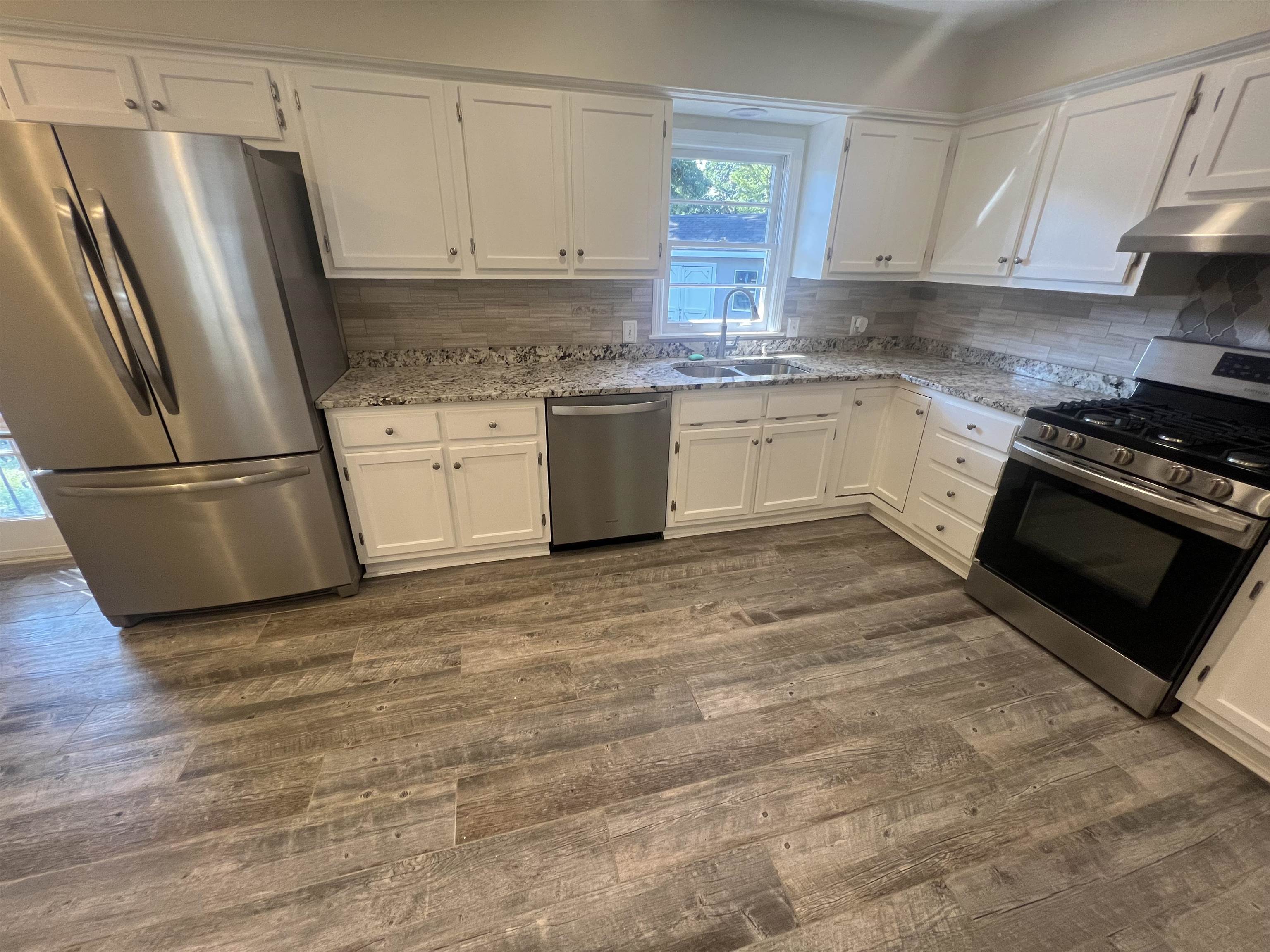 5131 Verne Road Memphis, TN 38117 - Photo 5 of 35 Kitchen with tasteful backsplash, stainless steel appliances, sink, and dark hardwood / wood-style floors