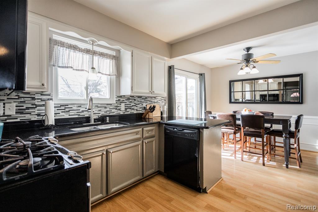 2023 Hampton Road Grosse Pointe Woods, MI 48236 - Photo 12 of 33