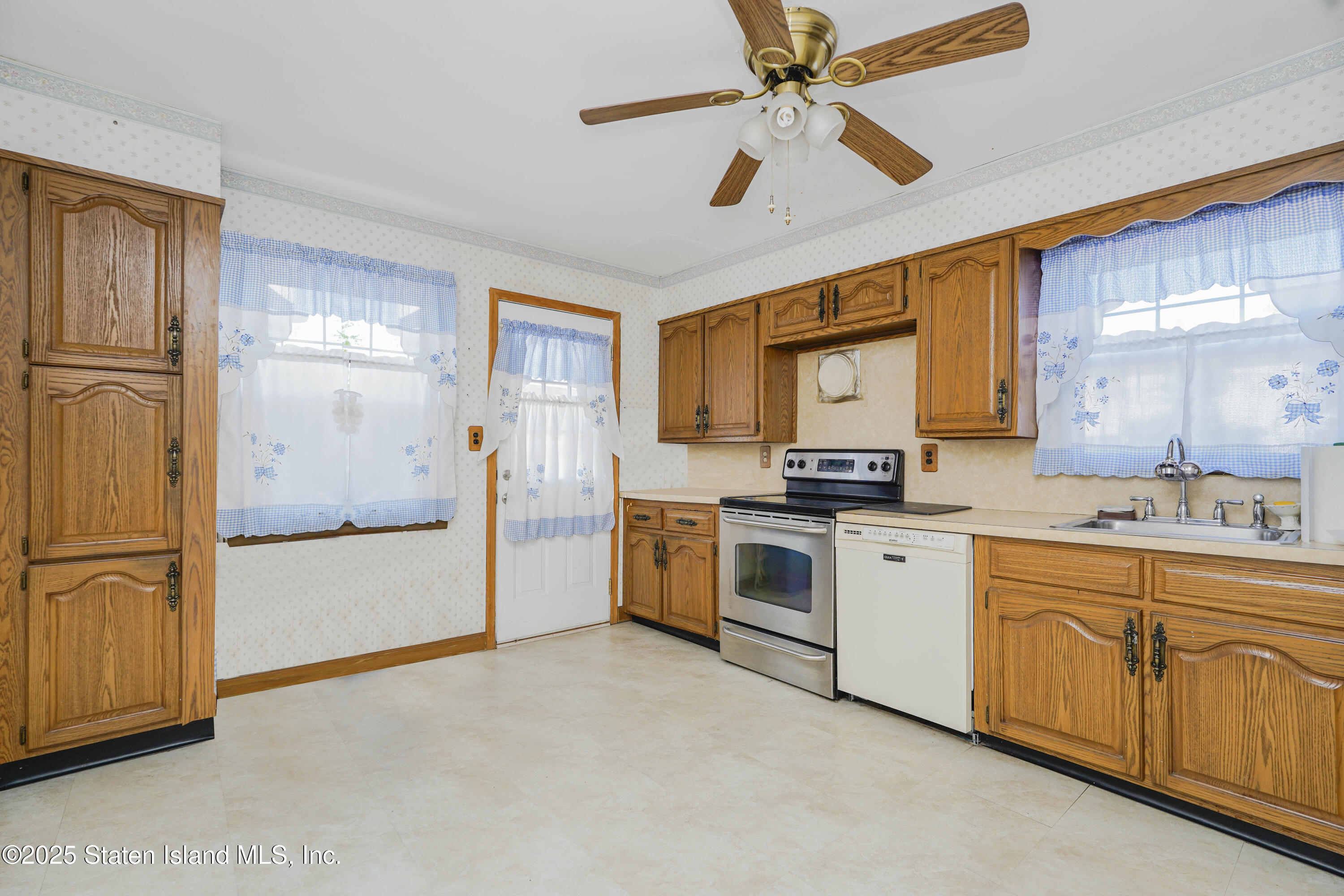 39 Troy Street Staten Island, NY 10308 - Photo 4 of 10 4) 39 TROY ST KITCHEN
