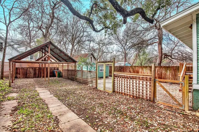 $3,400 | 809 East Riverside Drive, Austin, TX 78704