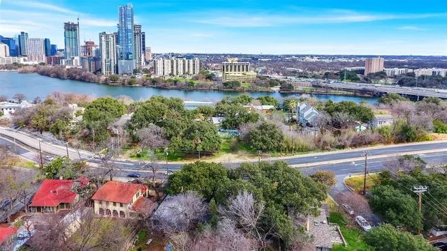 $3,400 | 809 East Riverside Drive, Austin, TX 78704