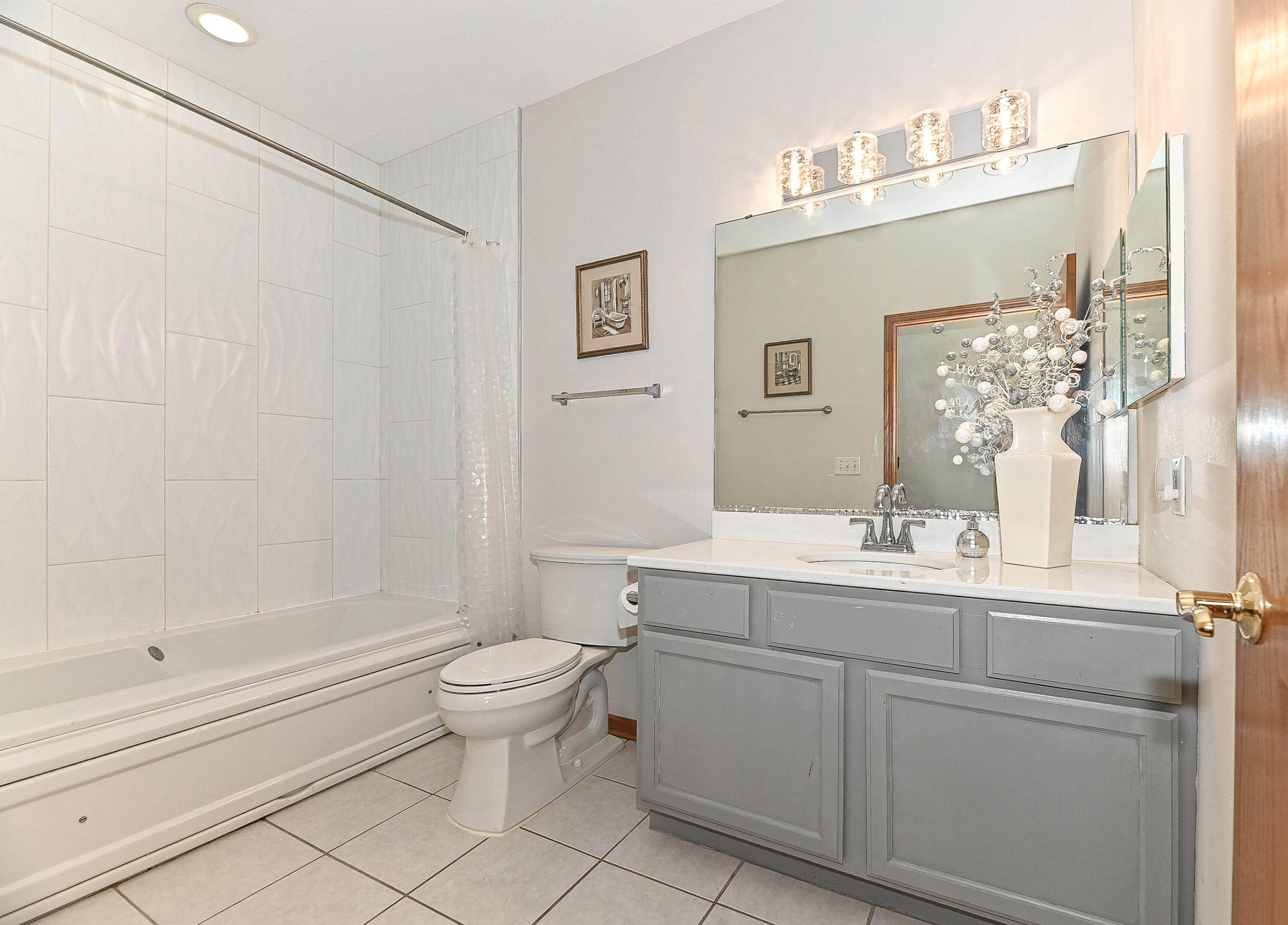 18415 Wisconsin Avenue Brookfield, WI 53045 - Photo 10 of 23 Full Bathroom 2